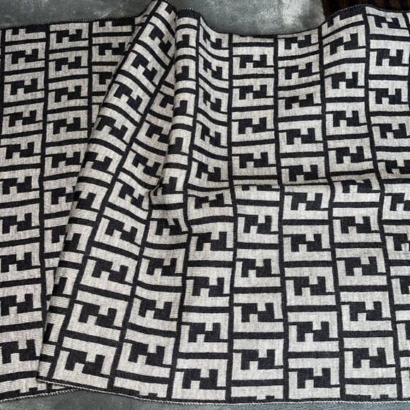 Preloved Fendi scarf excellent condition size 70X16” color is grey n black FF - Picture 3 of 9